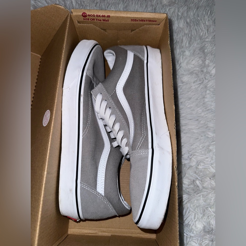 Vans Men 10 Old Skool Suede-- Drizzle/True White